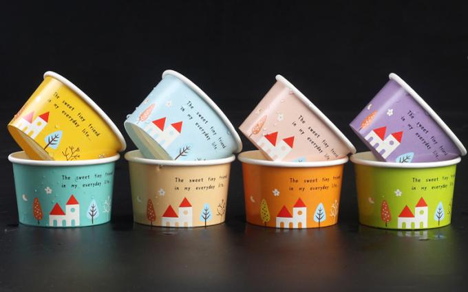 Personalize copos do gelado 3-Scoops com tampas e colheres