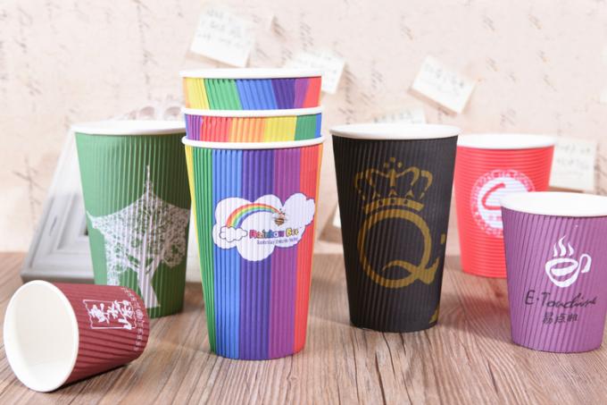 O costume biodegradável imprimiu copos de café descartáveis com tampa plástica