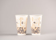 Copos de café de papel isolados espuma, copos de papel da bebida fria da cópia de cor completa