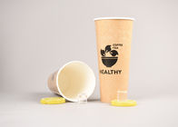A bebida fria feita sob encomenda coloca copos de café congelados descartáveis biodegradáveis com tampas