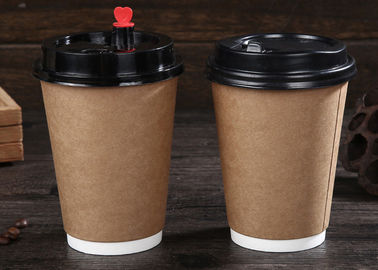 O copo bebendo de marcagem com ferro quente do papel/isolou copos de café descartáveis com tampas